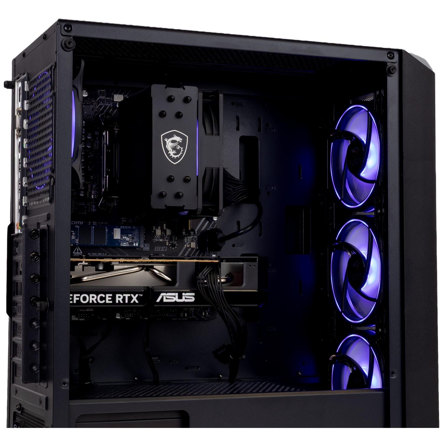 Een open pc-behuizing met blauw oplichtende ventilatoren, een MSI CPU-koeler en een ASUS GeForce RTX-videokaart.