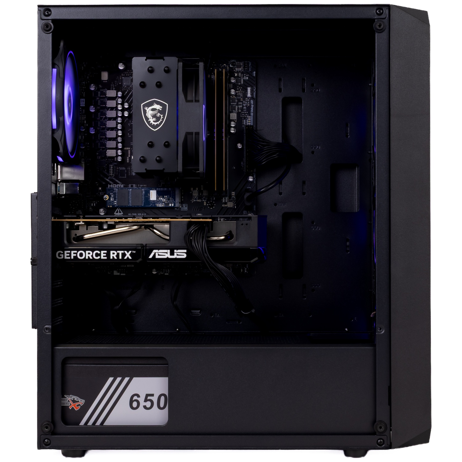 Binnenkant van een zwarte pc-behuizing met GeForce RTX videokaart, MSI-koeler en 650W voeding.
