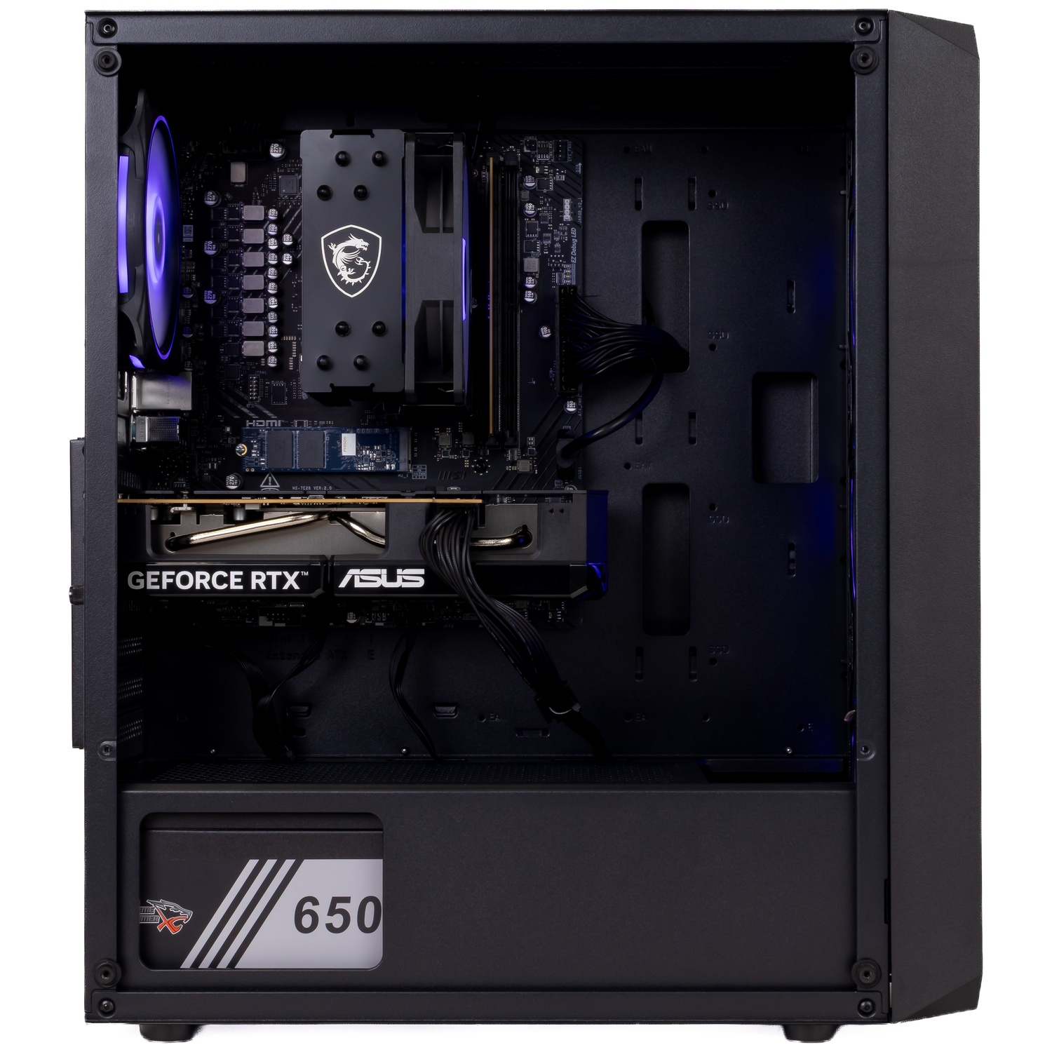 Binnenkant van pc-behuizing met MSI-moederbord, Asus Geforce RTX-videokaart, CPU-koeler en verlichte ventilator.