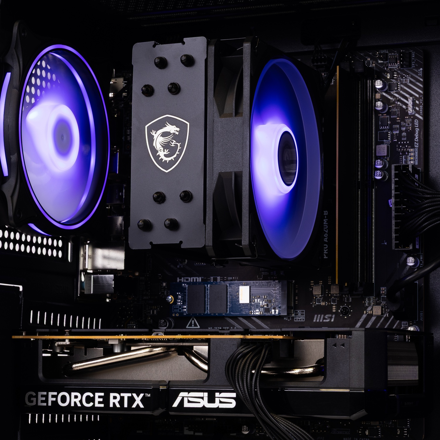 PC-interieur met MSI CPU-koeler, blauw verlichte ventilatoren, ASUS GeForce RTX-videokaart en moederbord.