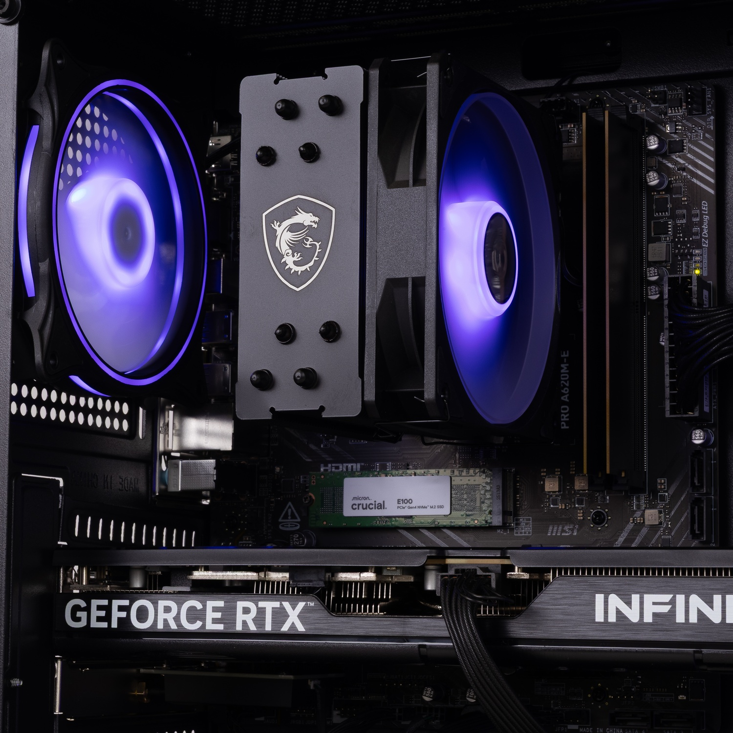 Intérieur d'un PC avec des ventilateurs violets lumineux, un refroidisseur MSI et une carte graphique GeForce RTX.
