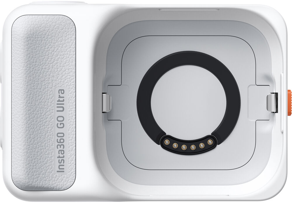 Felülnézet egy fehér Insta360 GO Ultra töltőtokról, kerek mágneses csatlakozóval.