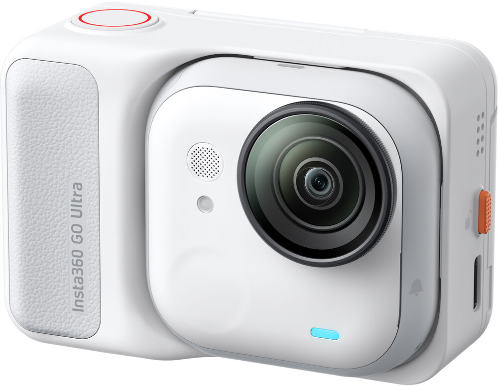 Egy kompakt, fehér akciókamera, Insta360 GO Ultra, nagy központi lencsével és beépített texturált markolattal.