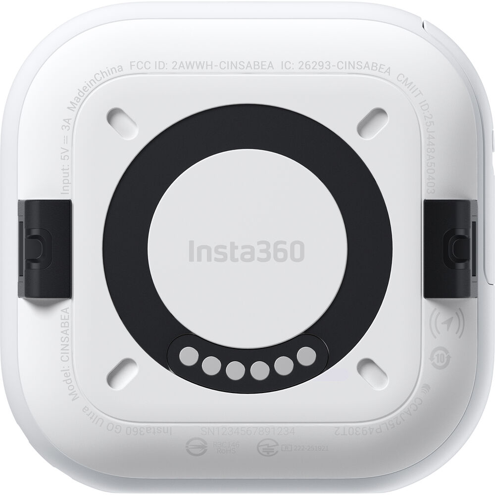 Egy fehér Insta360 készülék alja fekete gyűrűvel, csatlakozótűkkel és feliratokkal.