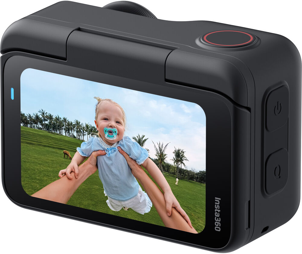 Fekete Insta360 kamera képernyőjén egy kisgyermeket csepvel emelő kezek láthatók zöld parkban.