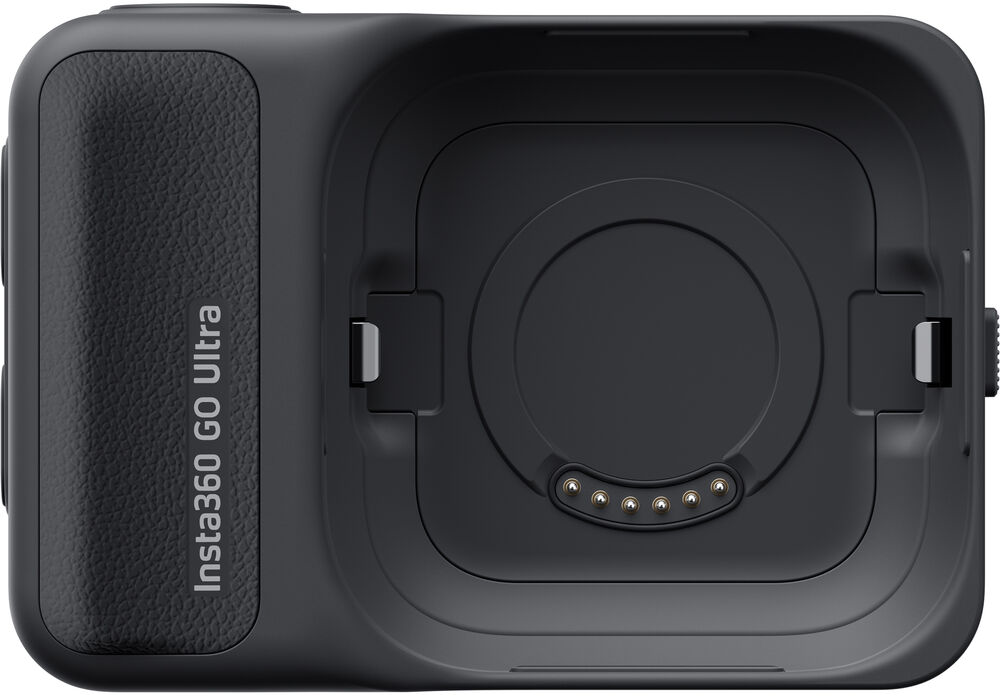 Fekete Insta360 GO Ultra kameratartó töltőérintkezőkkel és szöveges logóval egy texturált markolaton.