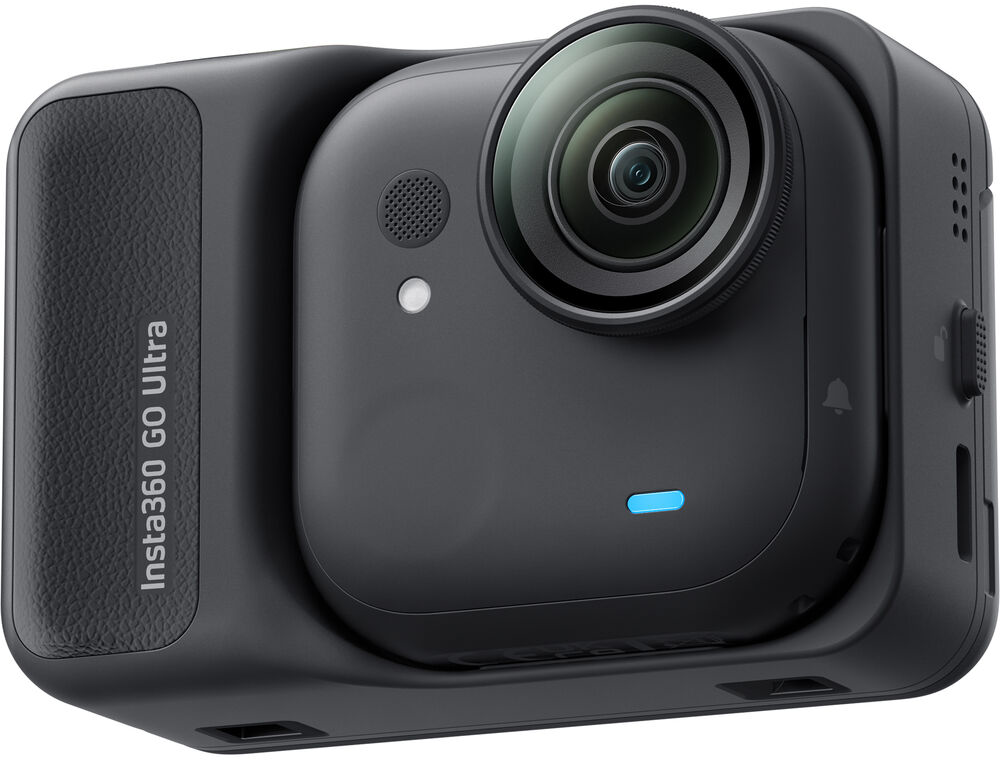 Fekete színű Insta360 GO Ultra akciókamera közeli képe fehér háttér előtt.