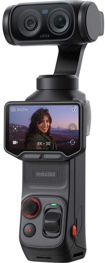 Fekete Insta360 kamera kettős Leica lencsével és egy képernyővel, amely egy mosolygó nő arcát mutatja.