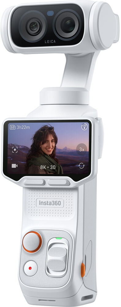 Fehér Insta360 gimbal kamera képernyővel, amelyen egy mosolygó nő látható a tájban.