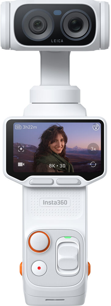 Egy fehér Insta360 kamera kétlencsés kialakítással és egy mosolygó nőt ábrázoló kijelzővel hegyek előtt.