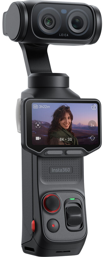Fekete Insta360 kamera kettős Leica lencsével, gimbalral, nőt ábrázoló kijelzővel és gombokkal.
