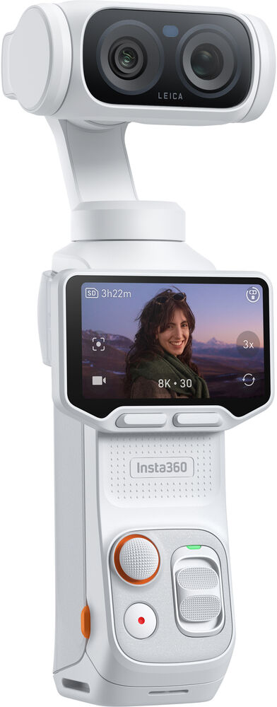 Fehér Insta360 kamera Leica lencsékkel és mosolygó nőt mutató képernyővel.