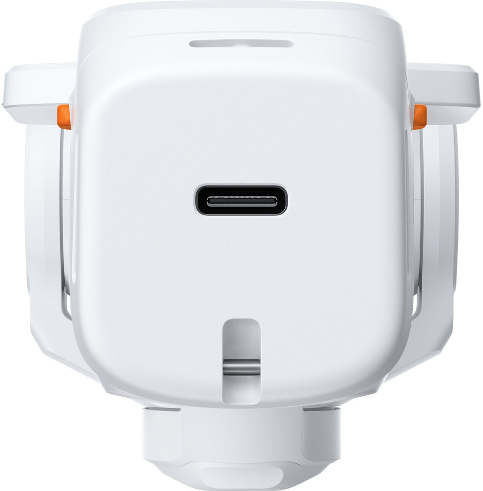 Fehér elektronikus eszköz USB-C porttal és narancssárga részletekkel, fehér háttér előtt szemből.