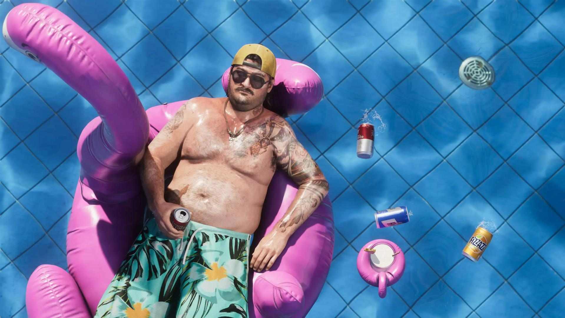 Ein tätowierter Mann in Badehosen treibt auf einem pinken Flamingo-Schwimmring in einem blauen Pool mit Dosen.