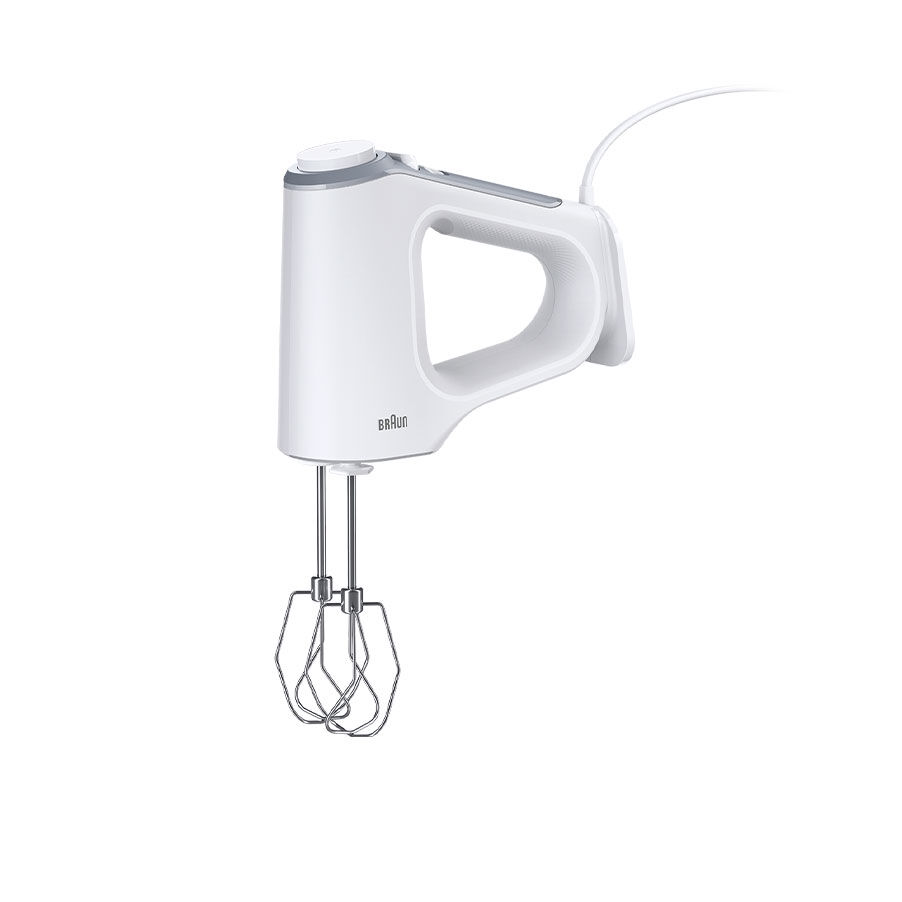 Ein weißer Braun Handmixer mit silbernen Rührbesen und einem Stromkabel vor weißem Hintergrund.