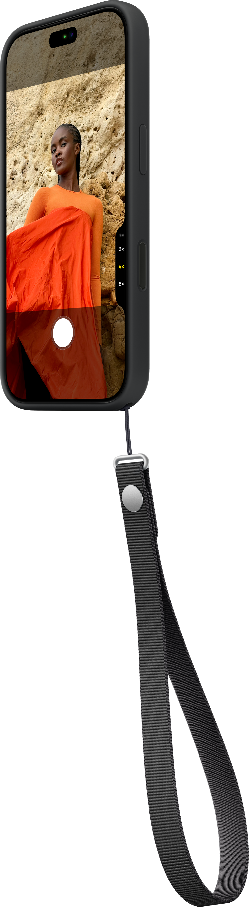 Uno smartphone nero in custodia con laccetto nero mostra un'app fotocamera con una persona.