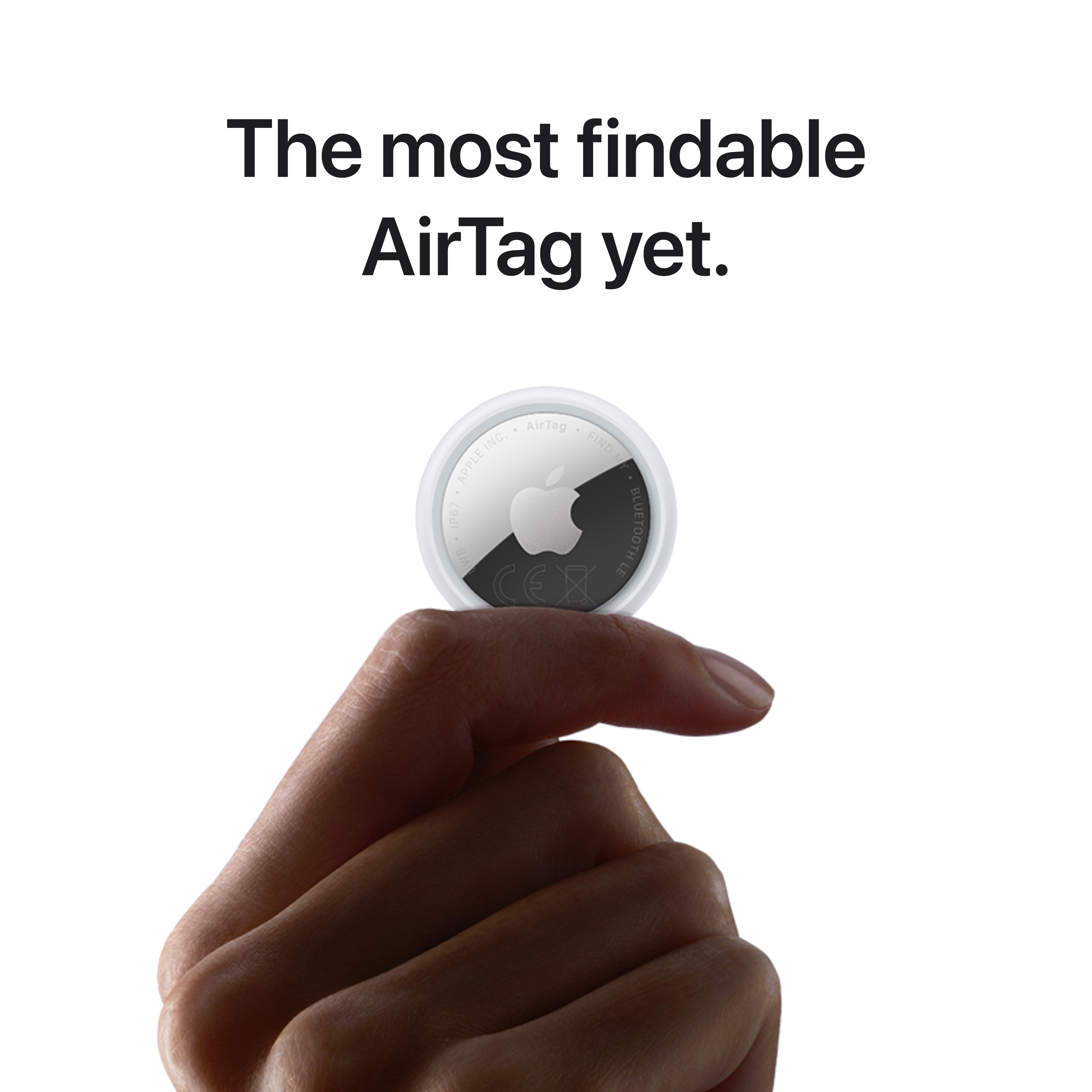 Une main tient un Apple AirTag, avec le texte "The most findable AirTag yet." au-dessus.