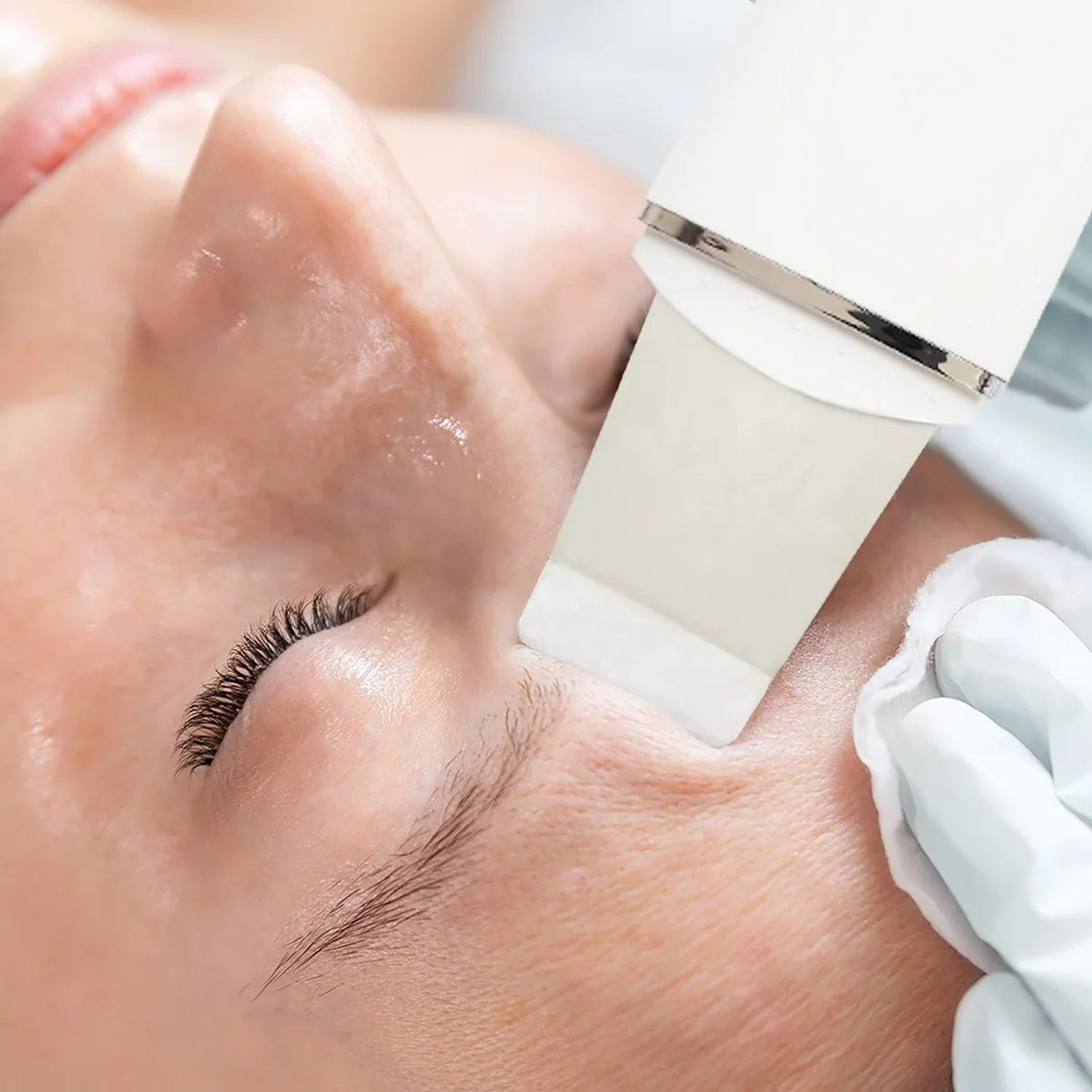 Una persona che riceve un trattamento cosmetico viso con una spatola ad ultrasuoni.