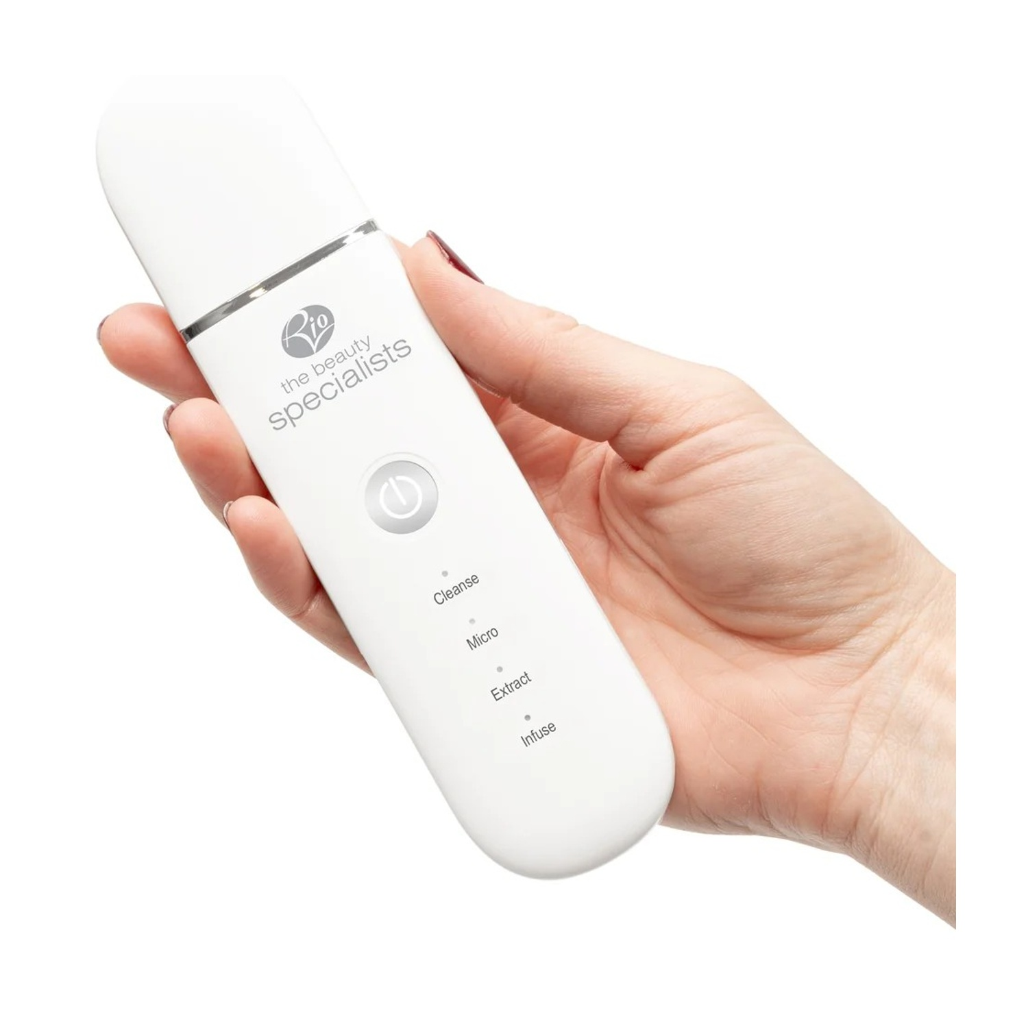 Una mano tiene un dispositivo cosmetico per la cura della pelle bianco e allungato con pulsanti di controllo.