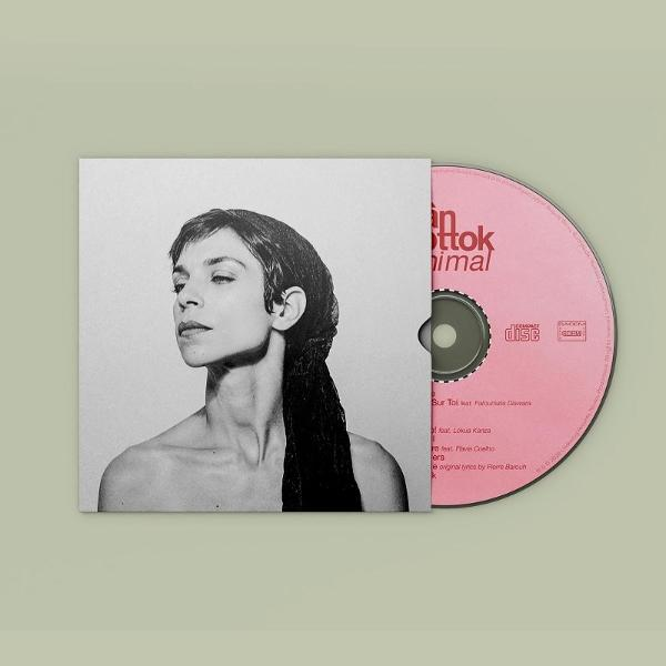 CD-Hülle mit Schwarzweiß-Porträt einer Frau und pinker CD.