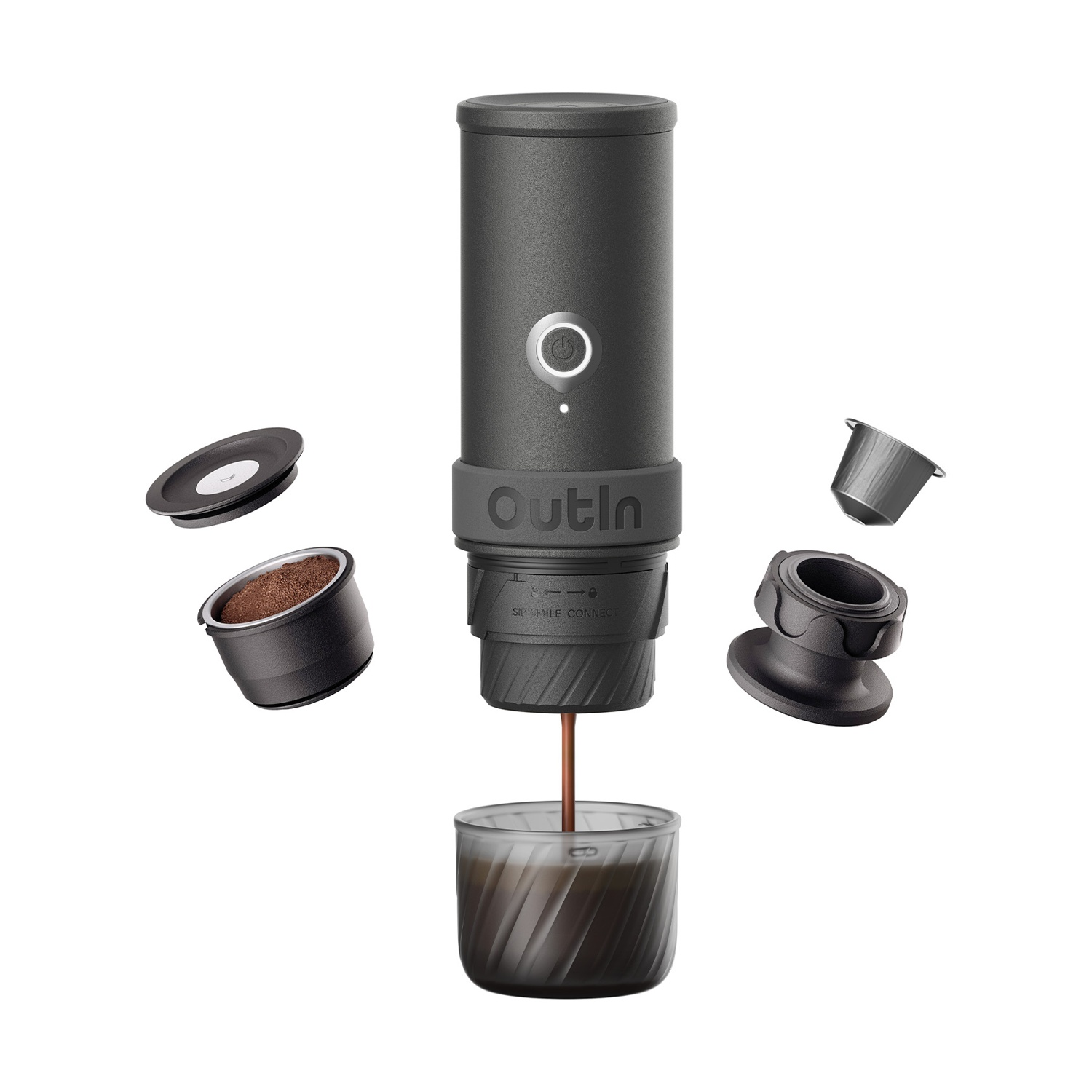 Una caffettiera portatile OutIn versa il caffè in una tazza, circondata da parti smontate su sfondo bianco.