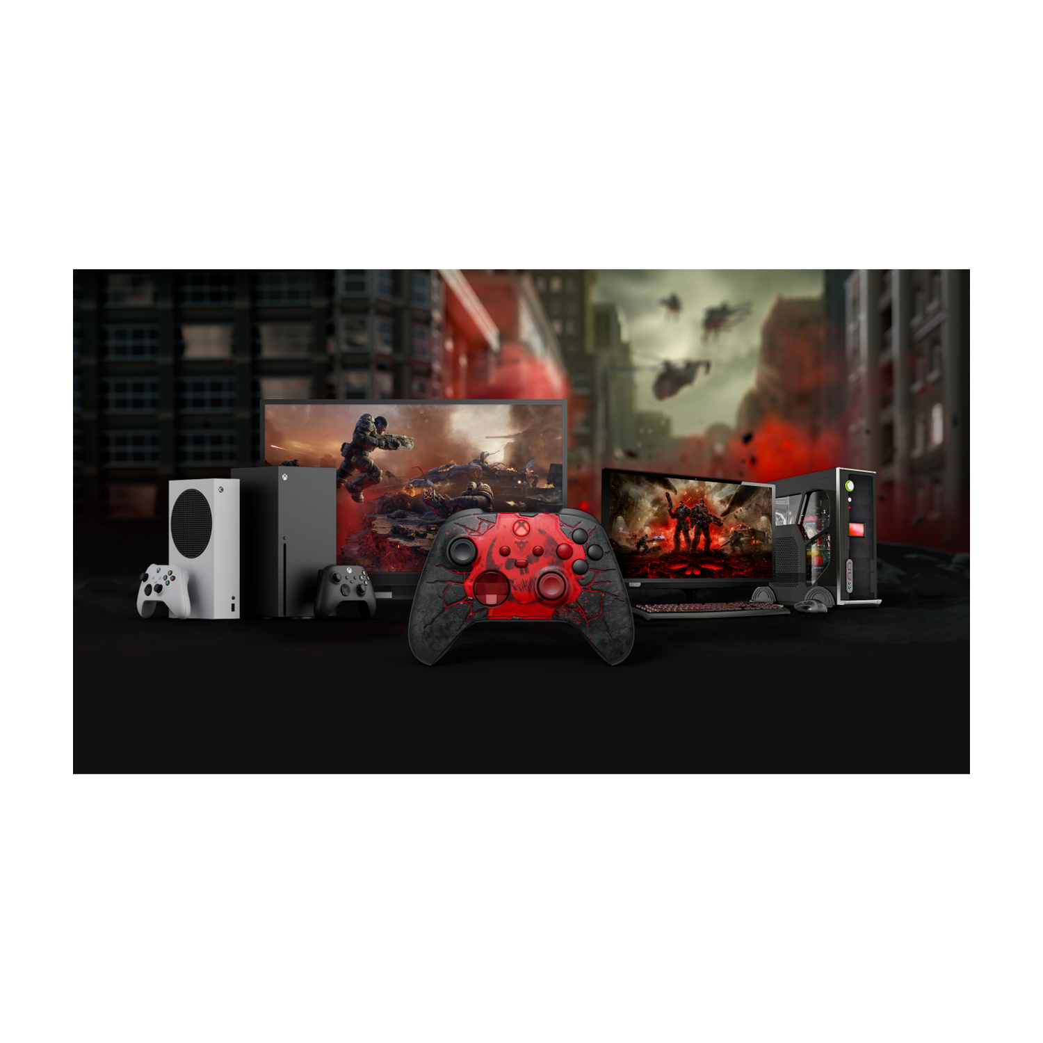 Configurazione di gioco con console Xbox, controller e monitor che mostrano scene d'azione.