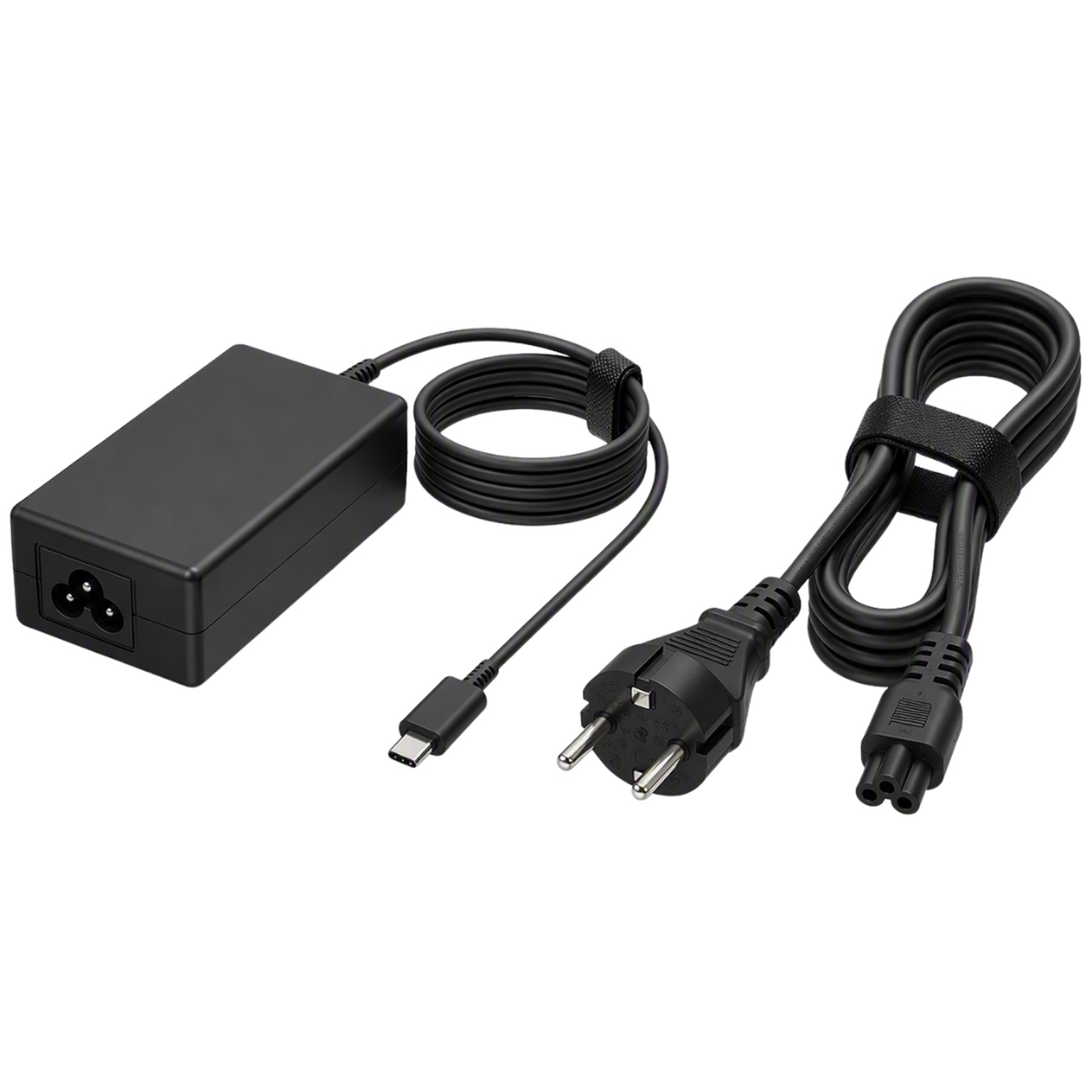 Een zwarte laptopadapter met USB-C-kabel en een Europese stroomkabel op een witte achtergrond.
