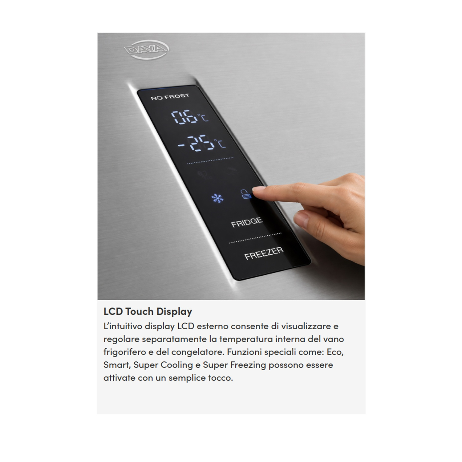 Una mano sfiora il display LCD touch di un frigorifero Daya con temperature visibili.