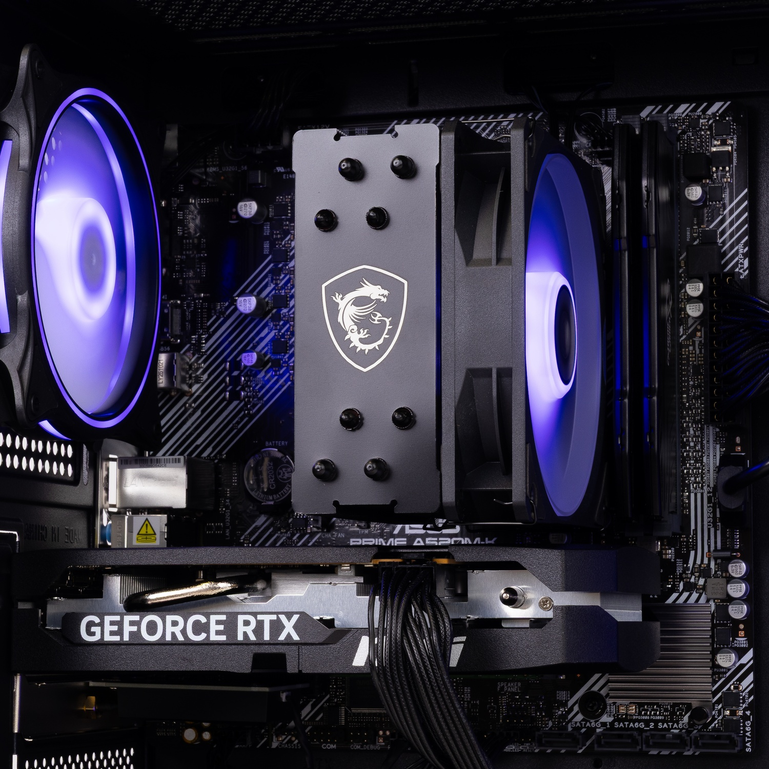 Intérieur de PC montrant des ventilateurs éclairés en bleu, un radiateur MSI et une carte graphique GeForce RTX.