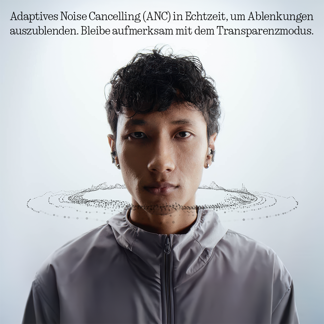 Ein junger Mann mit Ohrhörern und einer digitalen Schallwellengrafik um den Hals vor hellem Hintergrund.