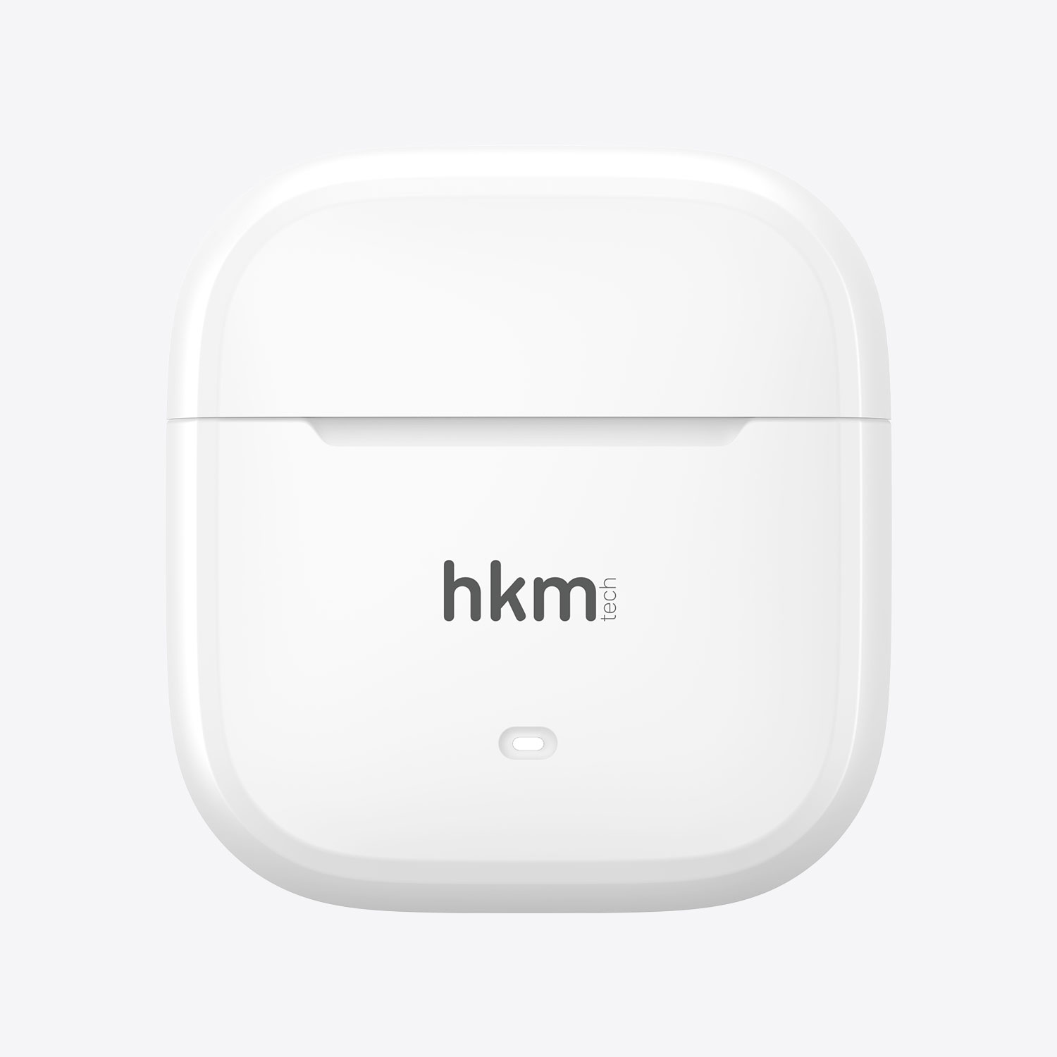 Gri hkm tech logolu ve LED göstergeli, kapalı beyaz renkli kablosuz kulaklık şarj kutusu.