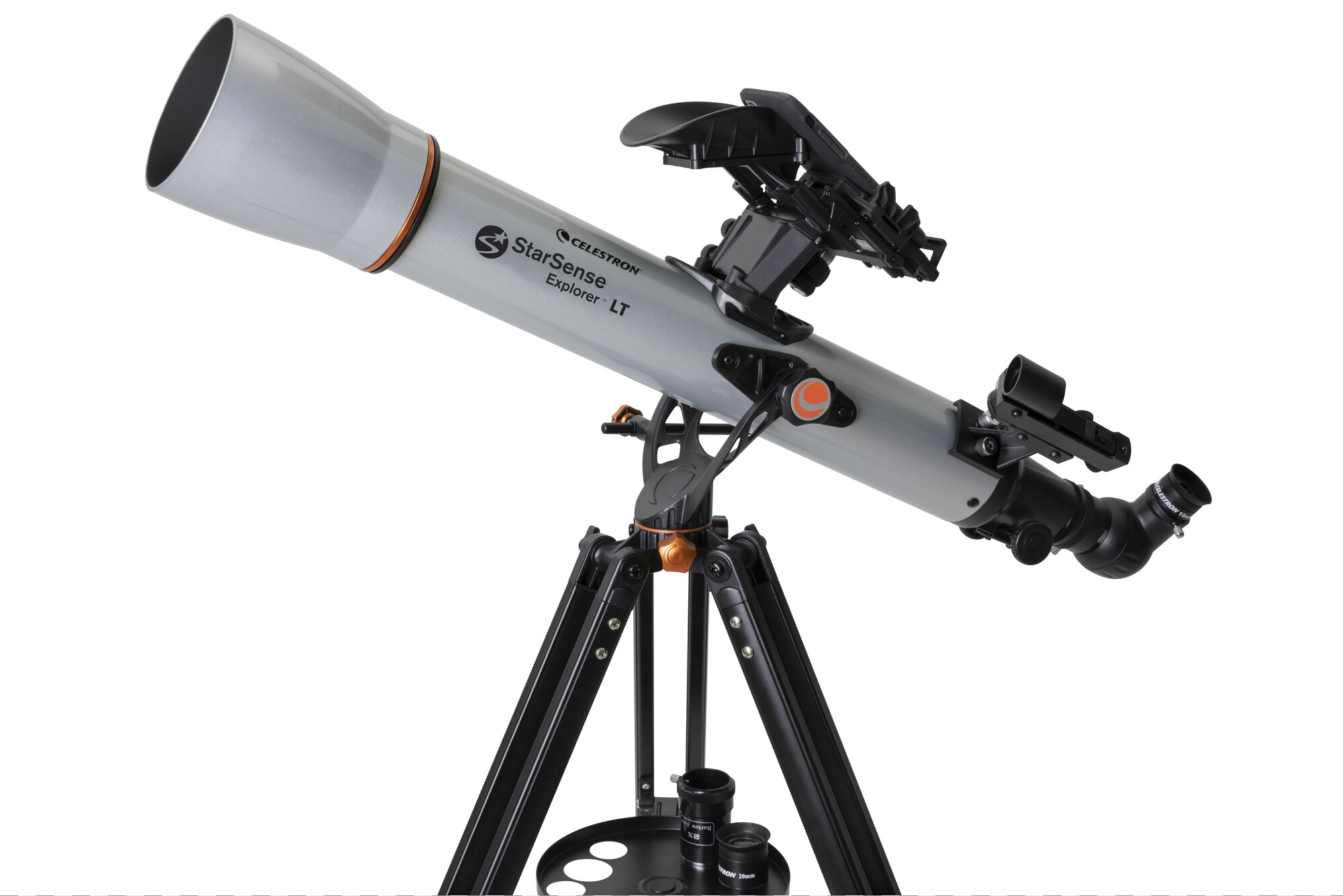 Beyaz arka plan üzerinde siyah bir tripod üzerine monte edilmiş gümüş renkli Celestron StarSense Explorer LT teleskop.