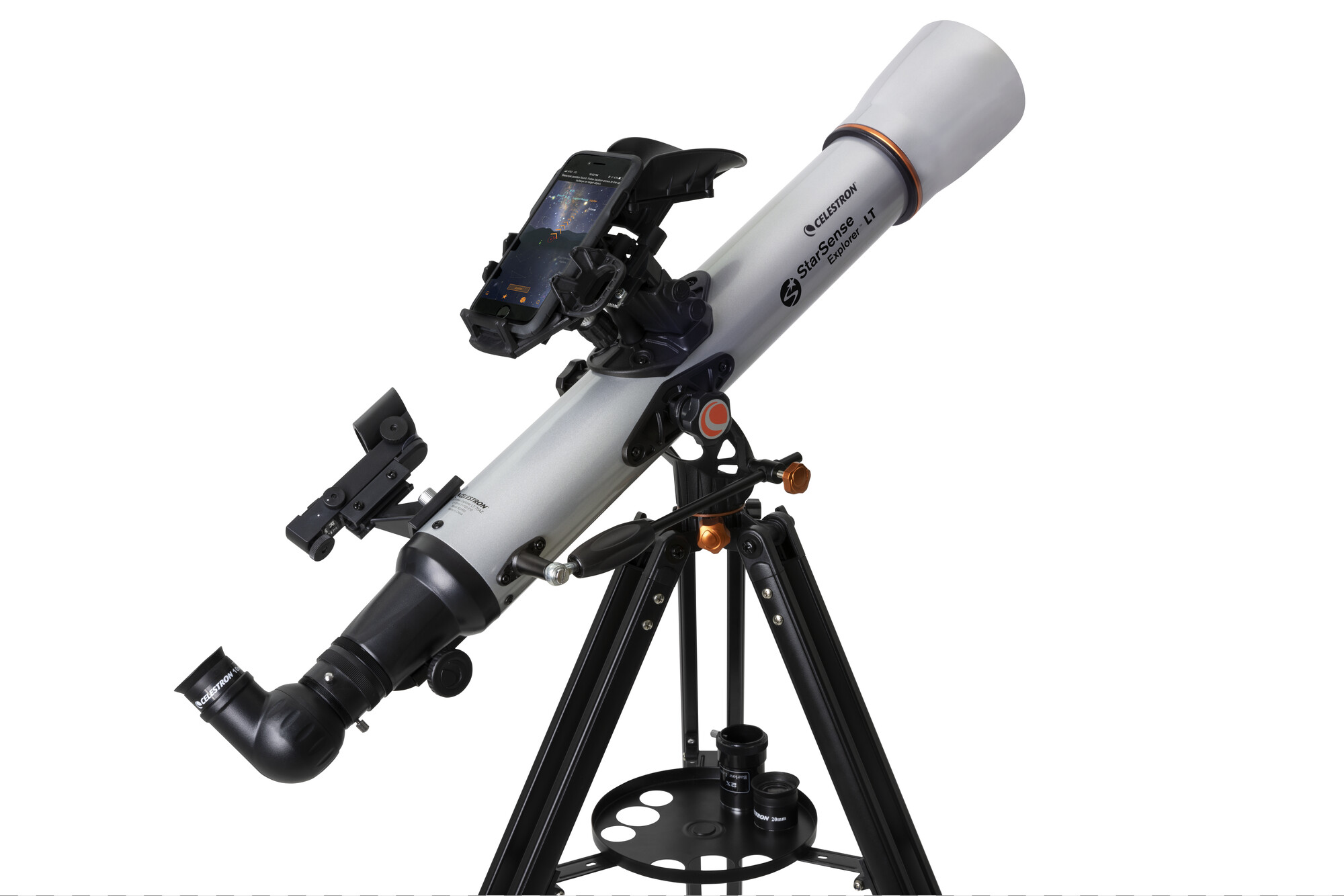 Beyaz arka planda akıllı telefon takılı olan siyah tripod üzerinde gümüş renkli Celestron teleskop.