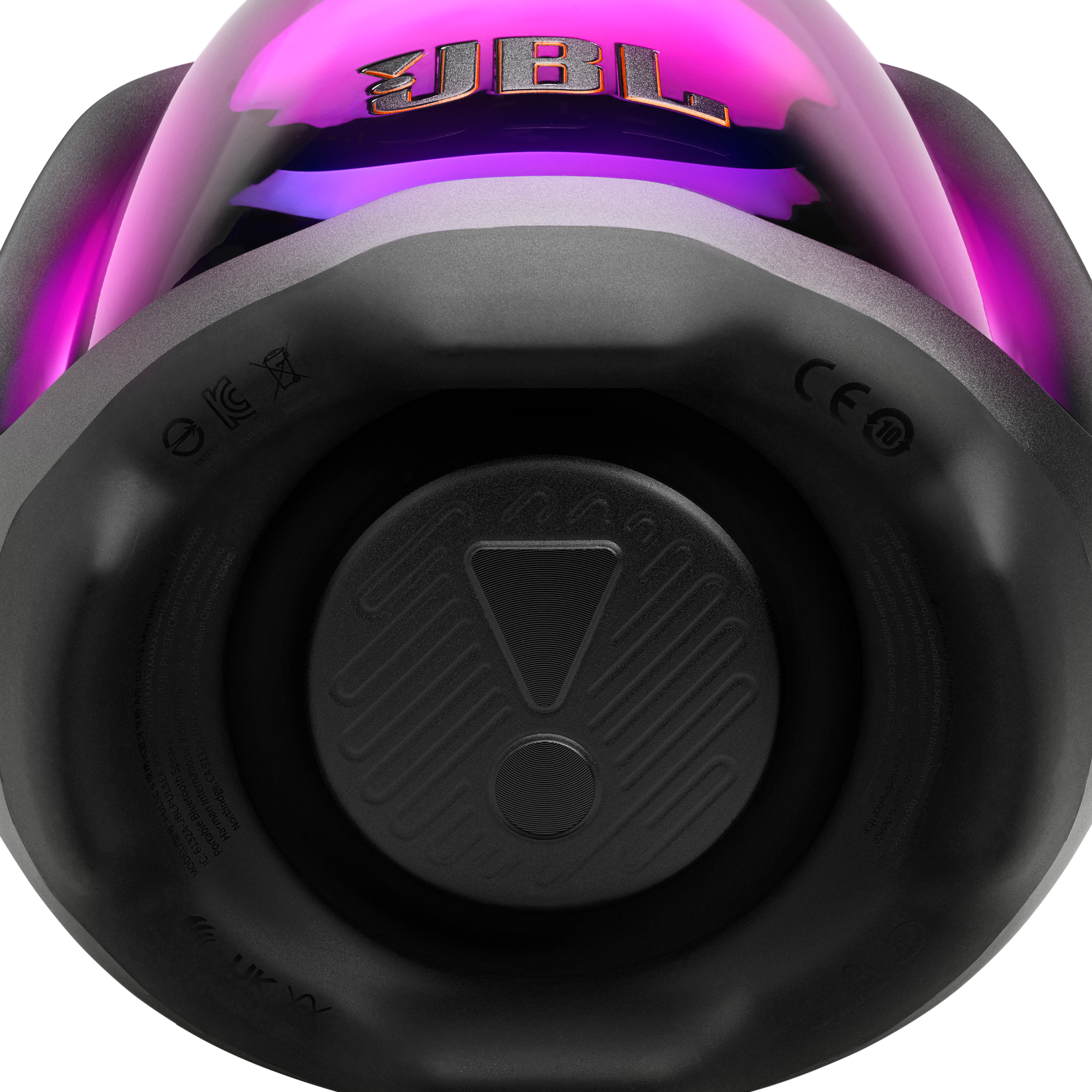 Bas d'une enceinte portable JBL avec un caisson de basses et un éclairage LED violet.