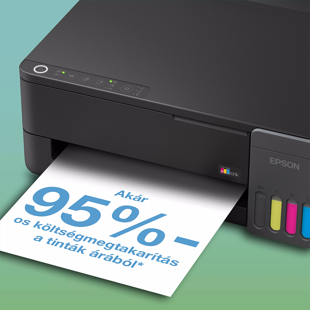 Epson EcoTank nyomtató 95%-os költségmegtakarítást hirdető nyomtatott lappal zöld háttér előtt.
