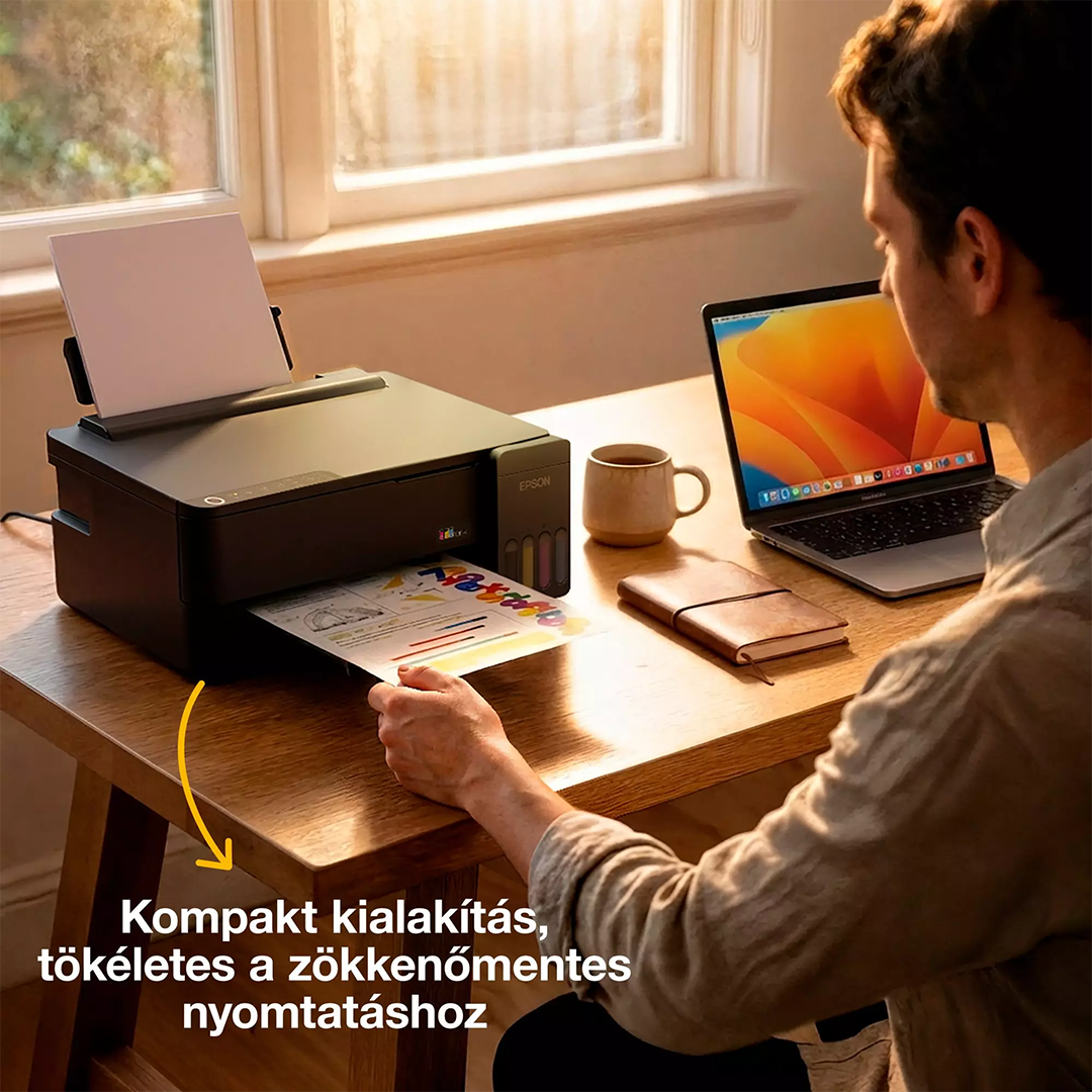 Férfi ül egy faíróasztalnál fekete nyomtatóval, laptoppal, kávésbögrével és jegyzetfüzetekkel a háttérben ablak mellett.