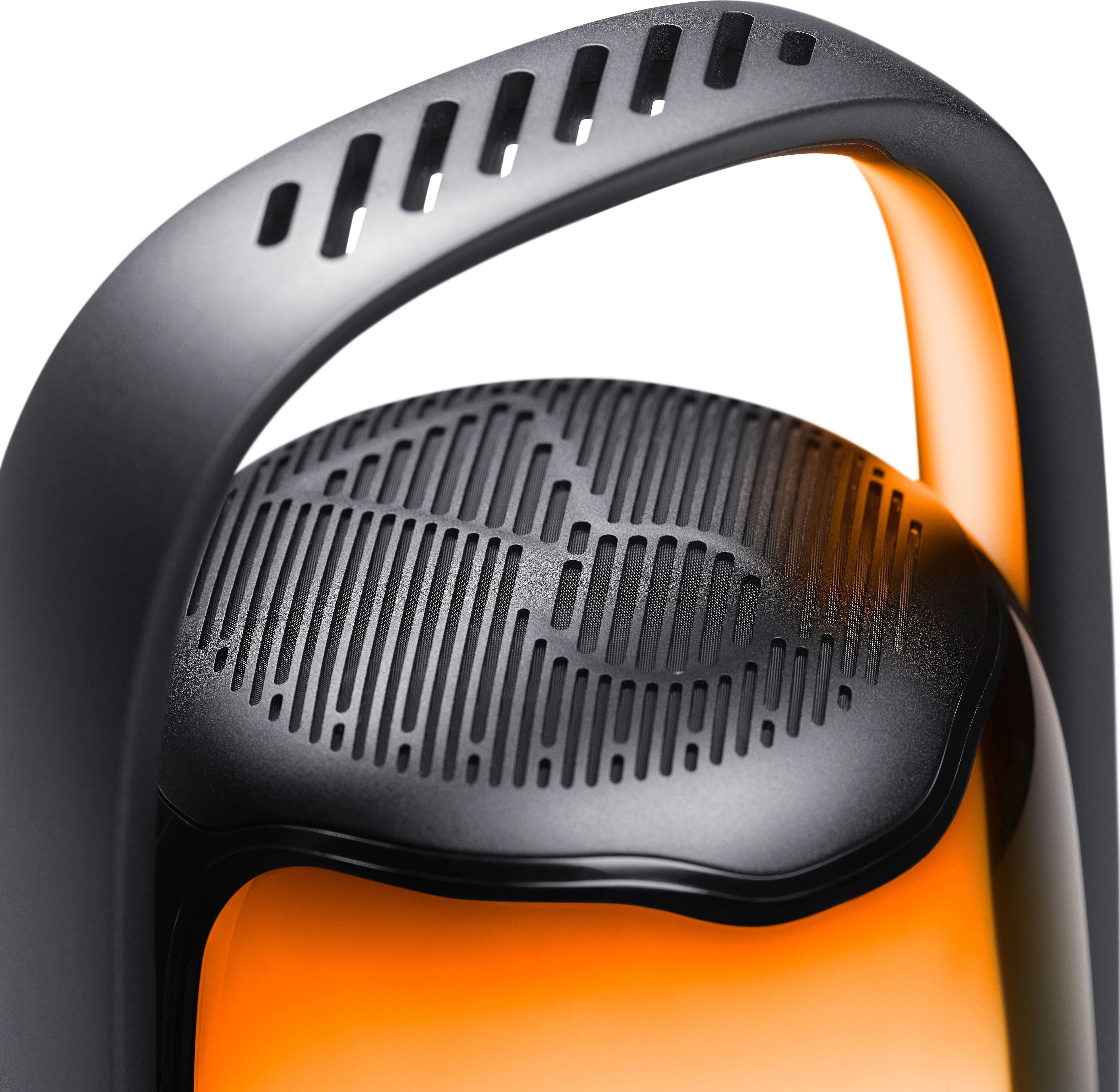 Gros plan d'une lampe portable noire et orange avec une poignée nervurée sur fond blanc.