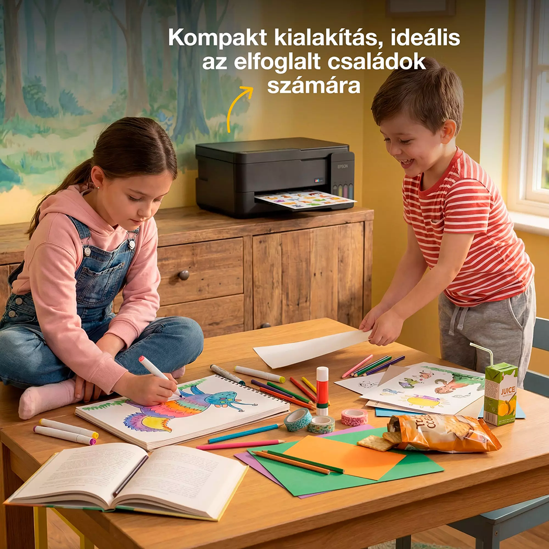 Két gyerek ül egy faasztalnál és rajzol, a háttérben egy nyomtató látható.