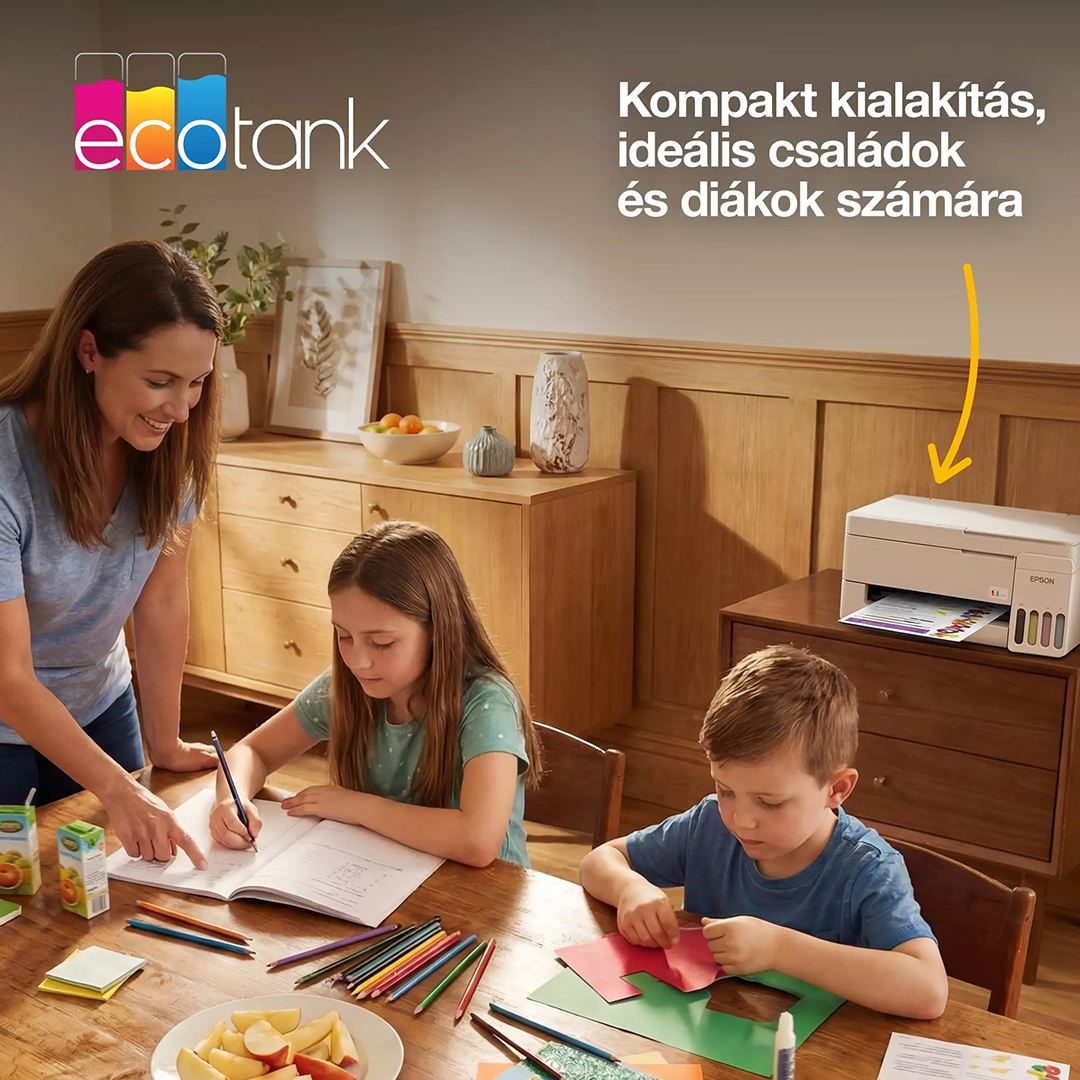 Egy anya és két gyermek nyomtatót használnak, és egy faasztalnál tanulnak egy világos szobában.