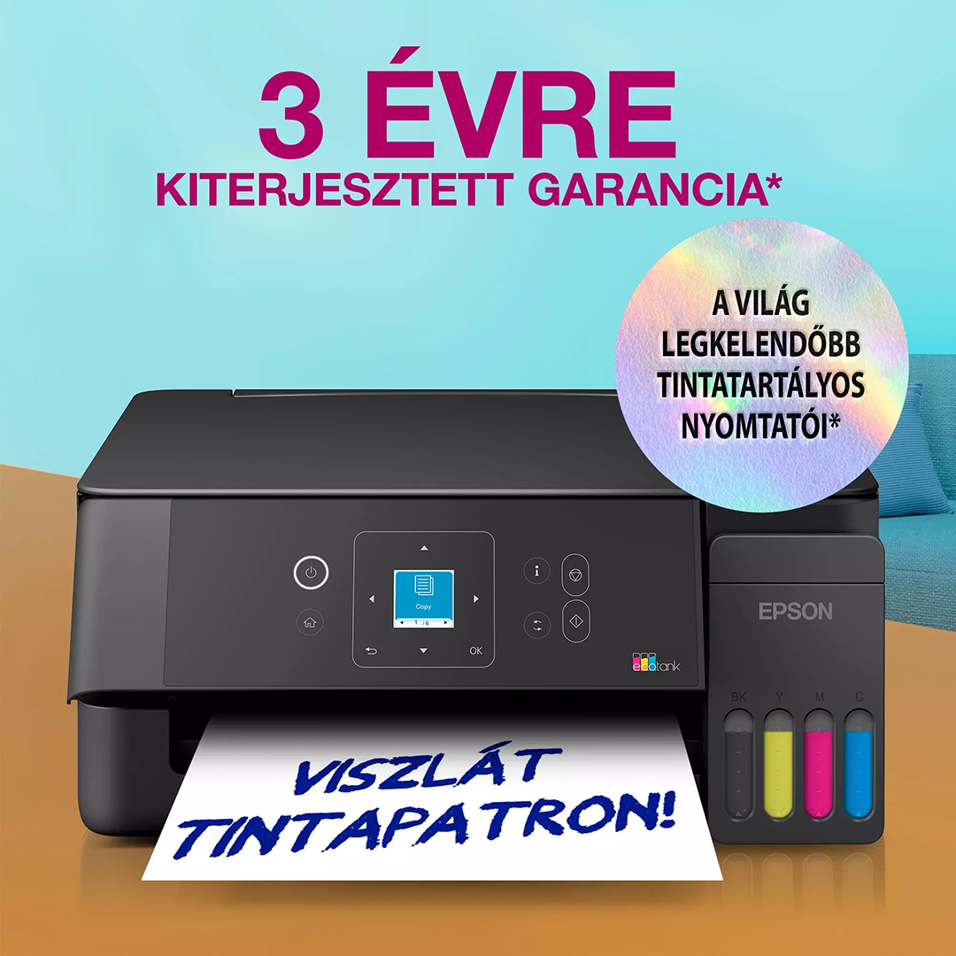 Epson EcoTank nyomtató fa asztalon, szöveget nyomtató lappal, promóciós szöveggel fent.