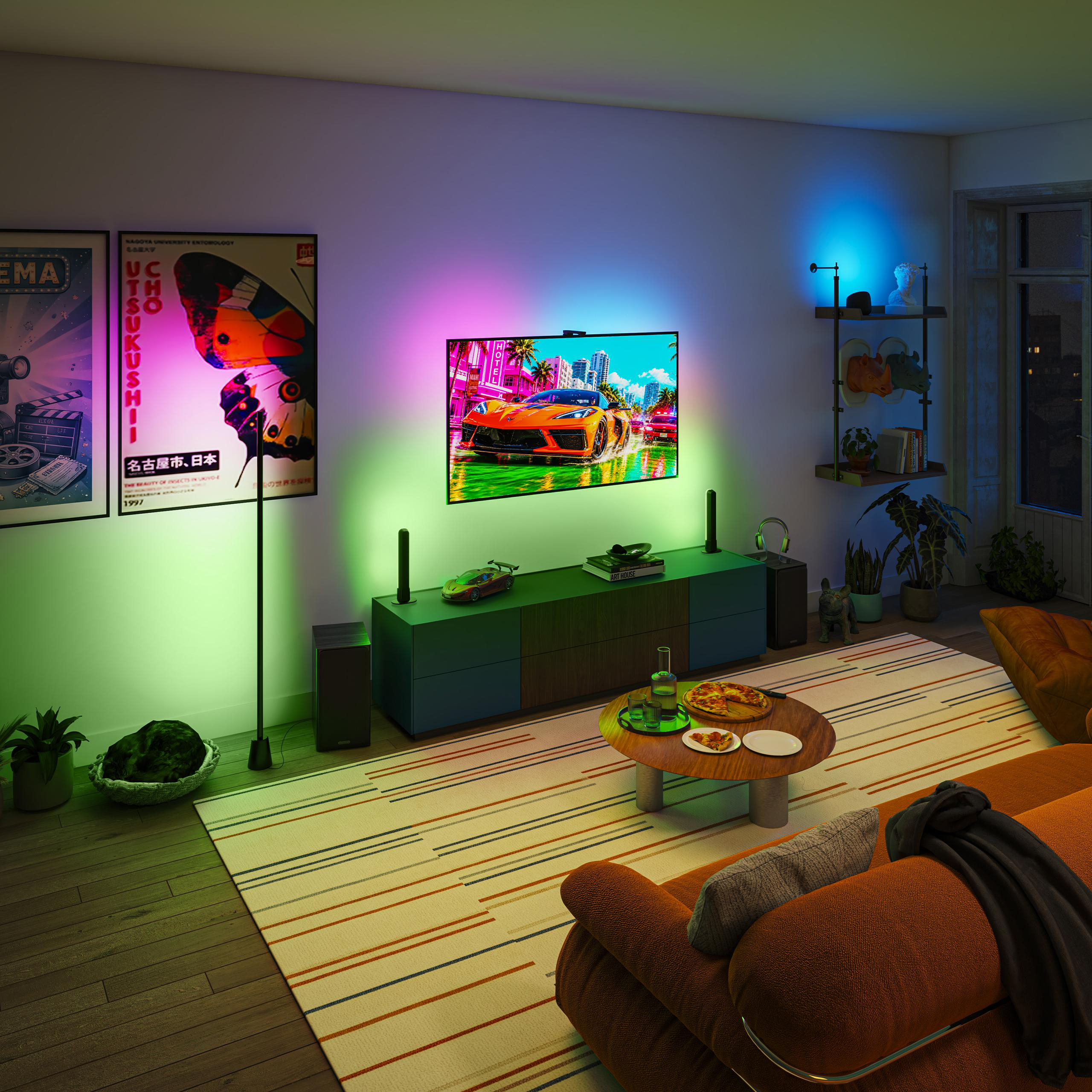 Wohnzimmer mit TV, bunter Hintergrundbeleuchtung, Couchtisch mit Pizza und orangefarbenem Sofa.