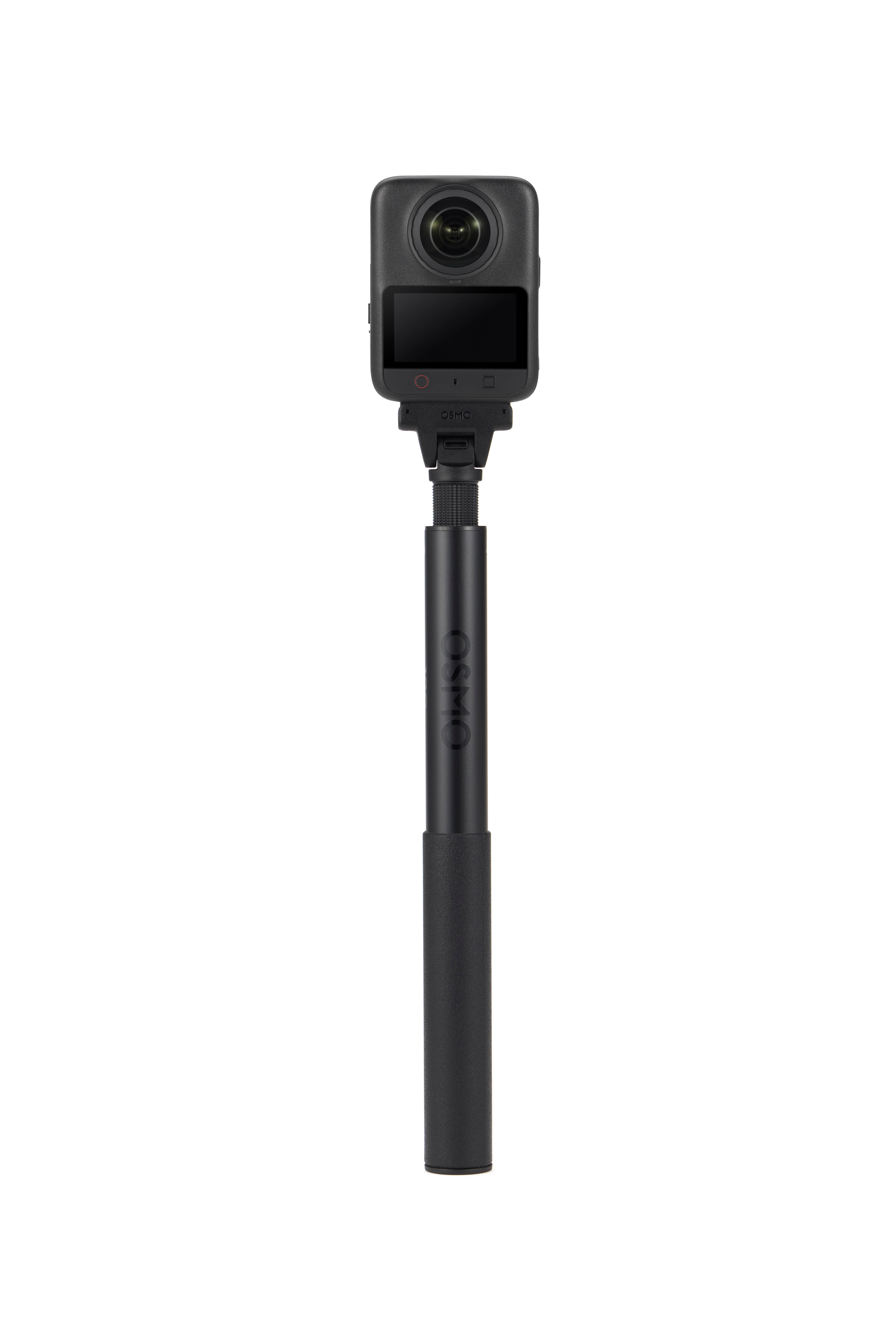 Schwarze Osmo Action-Kamera auf einem Selfie-Stick vor weißem Hintergrund.