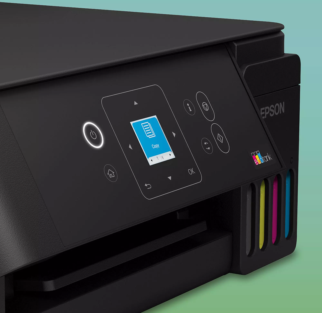 Fekete Epson EcoTank nyomtató közeli képe kivilágított bekapcsológombbal és kis színes kijelzővel.