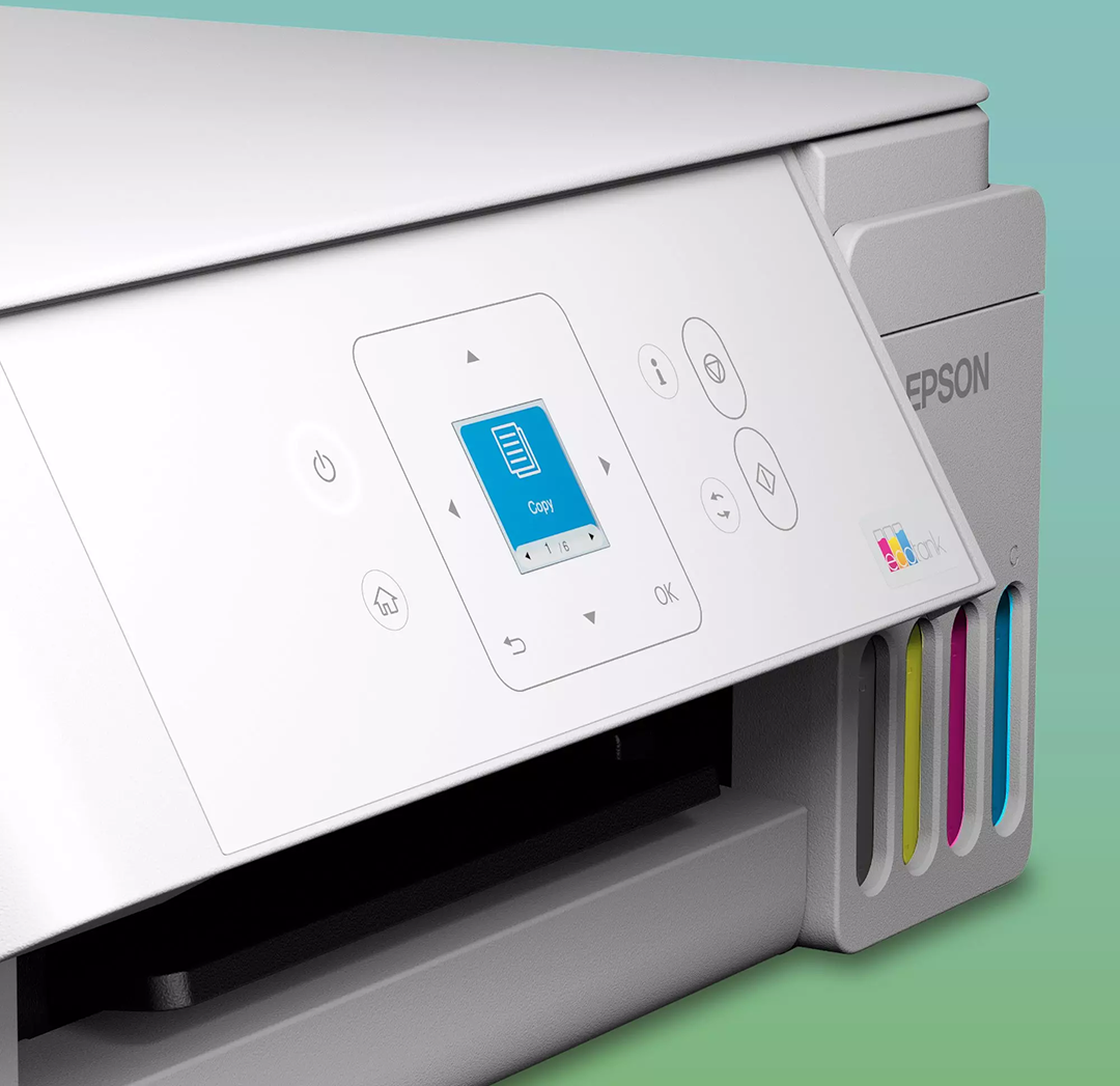 Közelkép egy fehér Epson EcoTank nyomtató vezérlőpultjáról, kis színes képernyővel és látható tintatartályokkal.