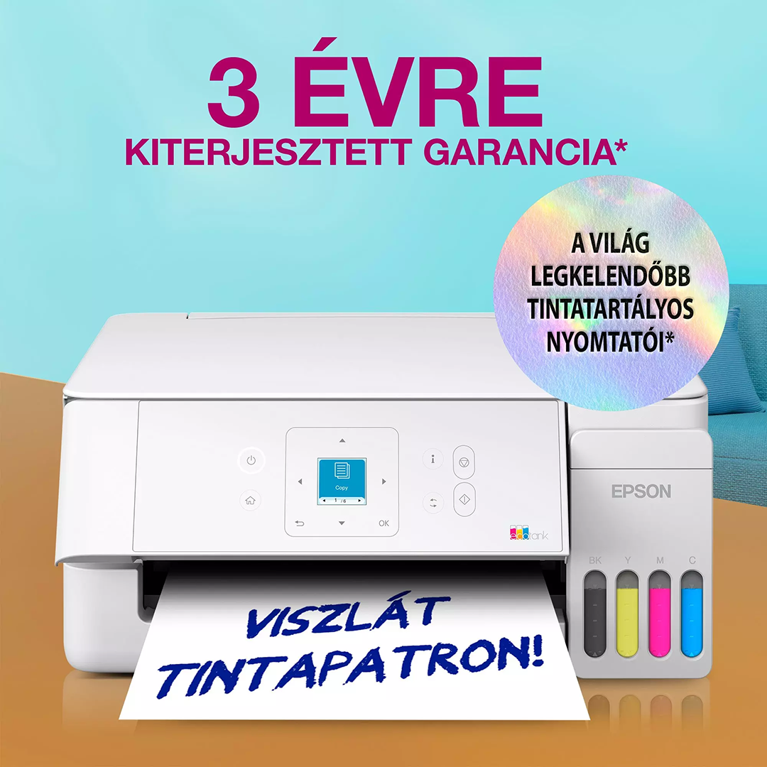 Egy fehér Epson EcoTank nyomtató látható tintatartályokkal és papírra nyomtatott szöveggel kék háttér előtt.