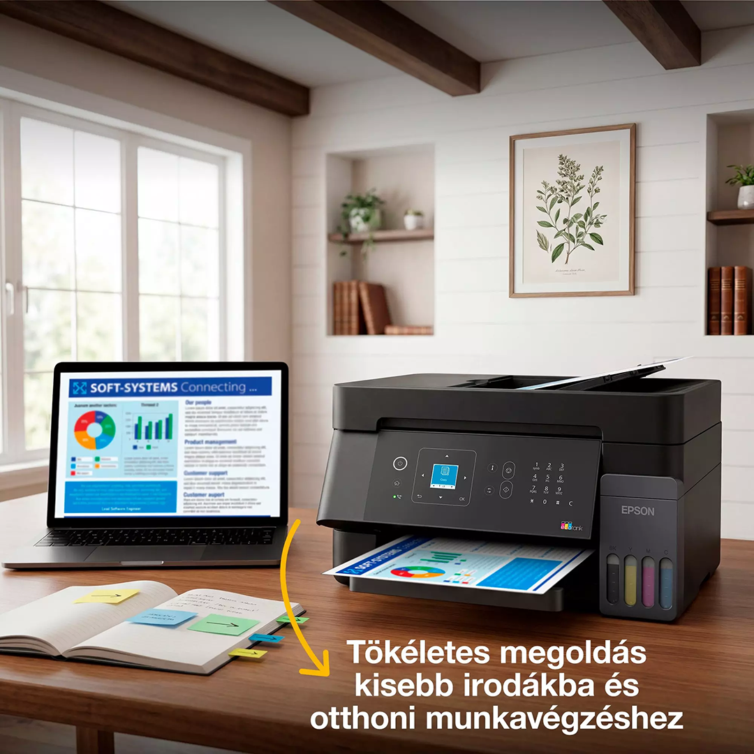 Fekete nyomtató és laptop áll egy faíróasztalon, egy világos szobában, könyvekkel és növényekkel.