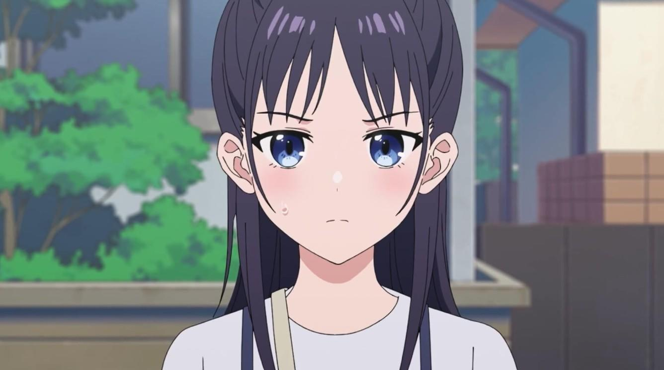 Eine Anime-Figur mit dunklem Haar und blauen Augen schaut ernst.