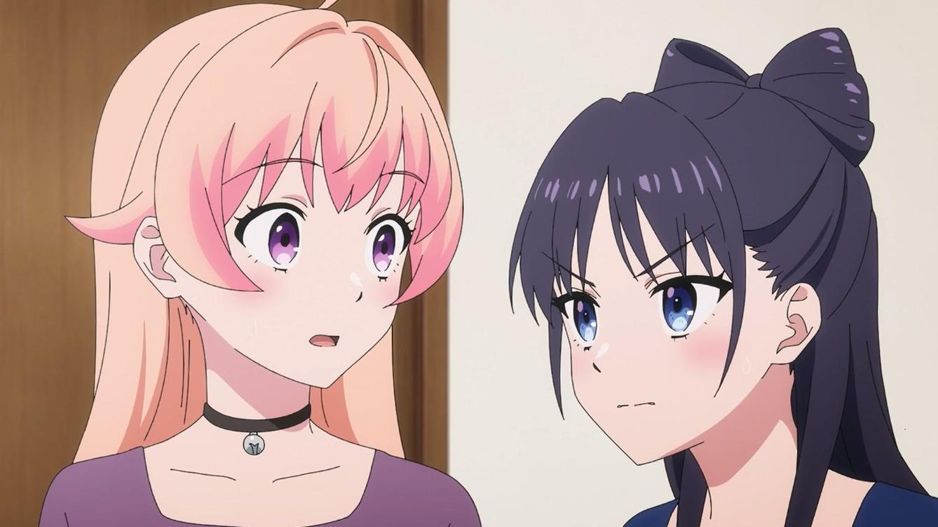 Zwei Anime-Mädchen stehen zusammen und schauen in unterschiedliche Richtungen.