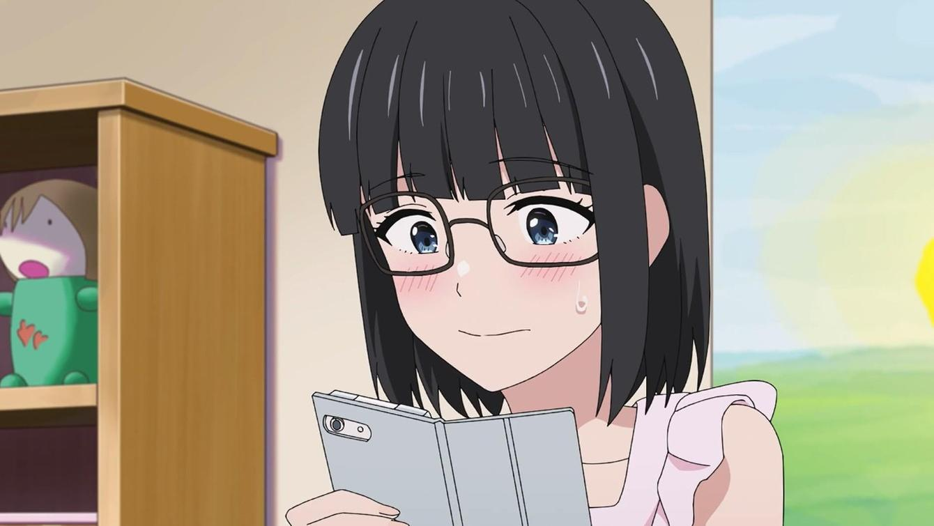 Ein Anime-Mädchen mit schwarzen Haaren und Brille schaut nervös in einem Zimmer auf ihr Smartphone.