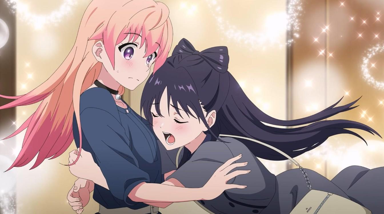 Zwei Anime-Mädchen umarmen sich herzlich vor einem glitzernden Hintergrund.